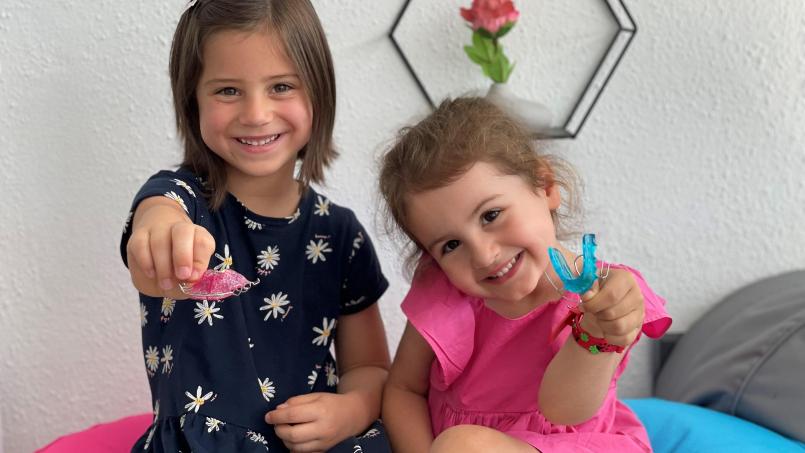 Ein strahlendes Lächeln zeigen diese beiden jungen Damen. Bild: exb