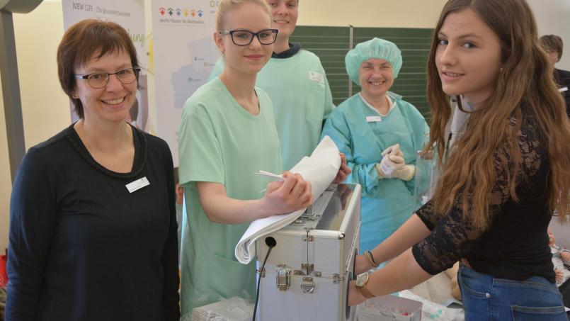 Für Jugendliche und auch ihre Eltern bietet sich bei der Ausbildungsmesse die Gelegenheit, Informationen über die berufliche Zukunft einzuholen. Bild: jr