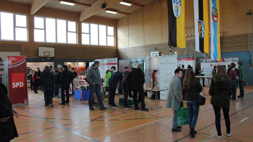 Arbeitgeber und Fachschulen aus ganz Nordostbayern freuen sich in Pressath auf wissbegierige Schüler und auch deren Eltern. Archivbild: bjp