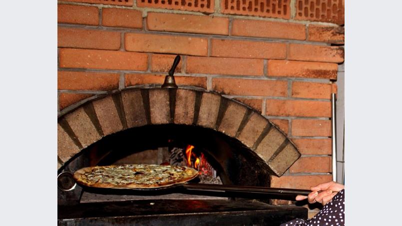 Im Holzofen werden auch weiterhin leckere Pizzen zubereitet. Bild: R. Kreuzer