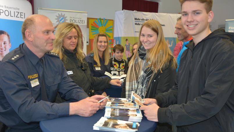 Auch die Polizei ist ein attraktiver Arbeitgeber und sucht motivierten Nachwuchs. Archivbild: jr