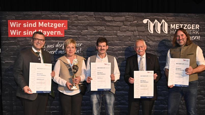 In einer feierlichen Veranstaltung überreichte Landesinnungsmeister Konrad Ammon (2.v.re.) gemeinsam mit Staatsminister Dr. Florian Herrmann (li.) sowie Kabarettist Roland Hefter (re.) Pokal und Urkunden an Manuela und Martin Weidner. Bild: mia