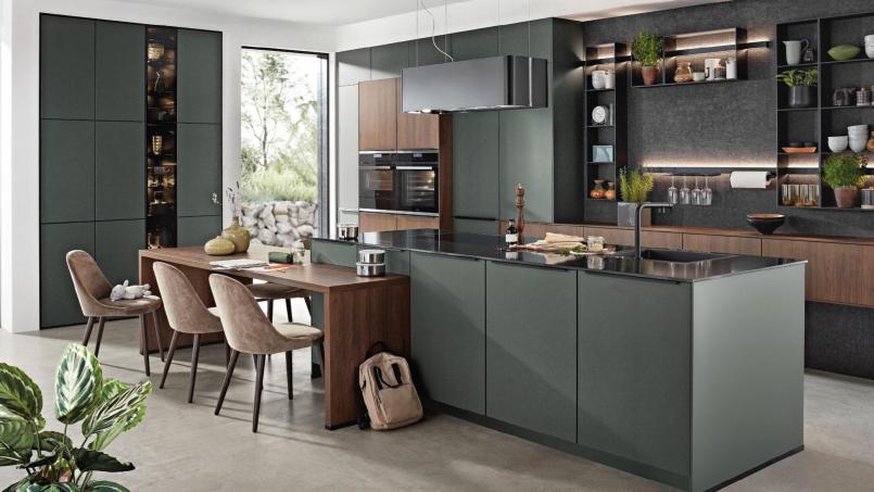 Welches Modell, welche Fronten, welche Küchengeräte sollen es sein? Die Profi-Berater begleiten die Kunden kompetent im Entscheidungsprozess. Bild: exb