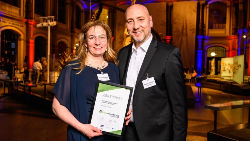 Christa und Reinhard Steinhilber freuen sich im Berliner Naturkundemuseum über die Verleihung des Nachhaltigkeitssiegels „klimafreundliches Unternehmen“ des Klimaverbundes Mittelstand, dass ihrer Gärtnerei für die Pionierarbeit in Sachen Klimaschutz verliehen wurde. Bild: RENE LOEFFLER