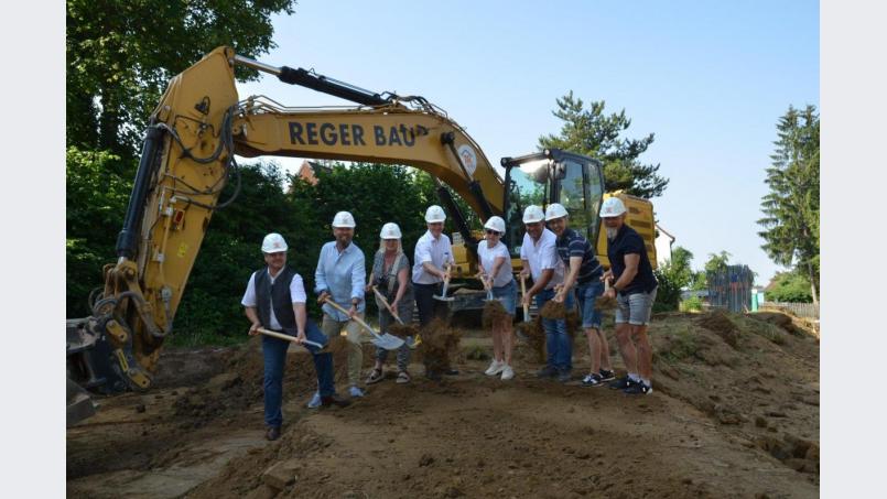 Spatenstich für das Zehn-Millionen Euro-Wohnbauprojekt auf dem ehemaligen Krankenhausgelände mit (von links) Bürgermeister Andreas Wutzlhofer, Bauherr Harald Kraus mit Partnerin Petra Bodensteiner, Direktor Robert Stahl, Margit und Stefan Voit, Bauleiter Karl-Heinz Lindner und Firmenchef Josef Reger. Bild: dob