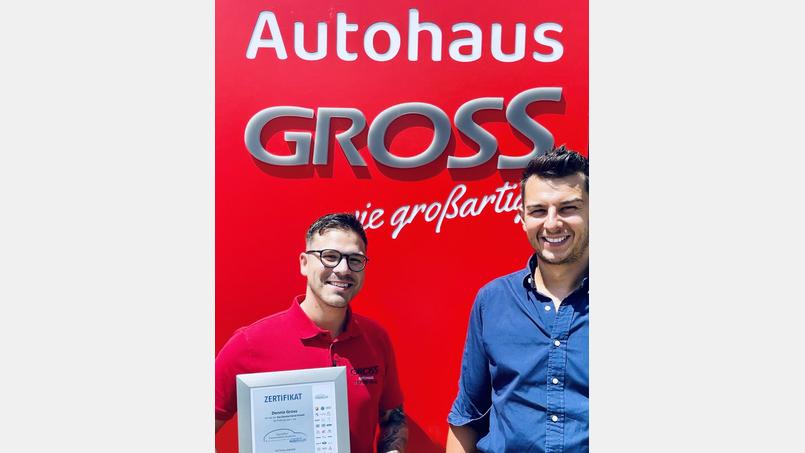 Stolz auf das Zertifikat zum geprüften Automobilverkäufer: Dennis Gross (links) mit Lorenz Vohburger (KIA District Manager Sales). Bild: exb/Autohaus Gross