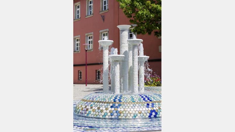 Der Porzellanbrunnen ist ein gerne gewähltes Fotomoitiv in der Fußgängerzone. Bild: Stadt Selb/Feig Fotodesign