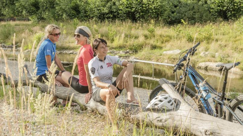 Erwachsene kommen entlang des Bachlaufs mit der Kneipanlage direkt am Brückenradweg auf ihre Kosten. Bild: Stadt Selb