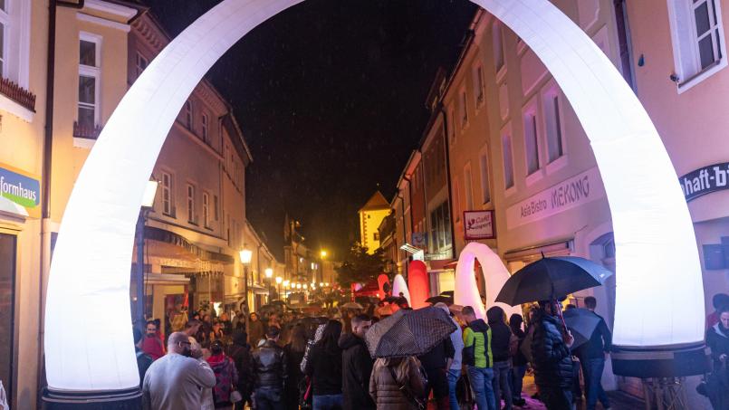 Bei der Langen Nacht am Samstag, 16. September, überspannen bunt leuchtende Bögen die Marktredwitzer Innenstadt und sorgen für ein farbenfrohes Spektakel. Bild: MAKnetisch e.V.