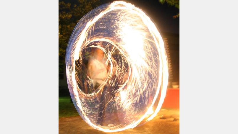 Wirbelndes Feuer, das die Nacht erhellt. Dreimal führt Fritz von Lux Aeterna Feuerperformance in der Innenstadt beeindruckende Feuershows auf. Bild: C. Müller