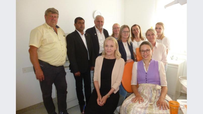 Die anwesenden Bürgermeister der Verwaltungsgemeinschaft, Ludwig Biller und Martin Schregelmann, sowie Pfarrvikar Pater Prince Kalarimuriyil freuten sich über die Weiterführung der Praxis und gratulierten Dr. Würf zur Übernahme. Bild: bk