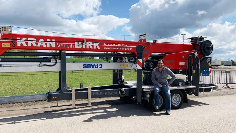 Sebastian Birk bei der Übergabe seines neuen Anhängerkrans PTK 31. Bild: exb