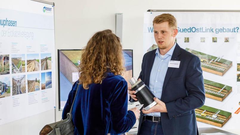 Ins Gespräch kommen: Die Infomärke bieten Gelegenheit, sich über viele Aspekte des Projekts SuedOstLink auszutauschen. Bild: Thomas Koehler