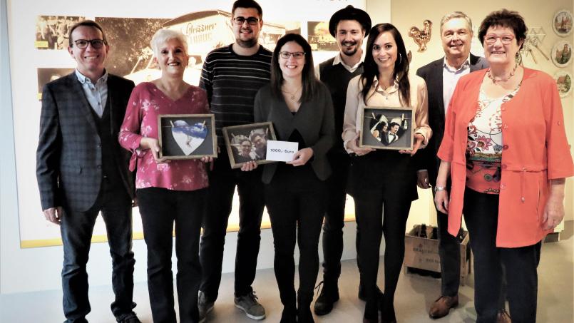 Simon und Kristina Knorr (3. und 4. von links) sind das „Traumpaar 2019“. Sie und die weiteren Gewinner des Wettbewerbs von Oberpfalz-Medien und Interliving Gleißner bekamen ihre Preise in Tirschenreuth überreicht. Unser Bild zeigt (von links): Gleißner-Prokurist Wolfgang Horn, Marion Most in Vertretung des Ehepaars Most, Daniel und Lydia Eger sowie Detlev Haas (Oberpfalz-Medien) und Gleißner-Seniorchefin Lieselotte Kulzer. Bild: ubb