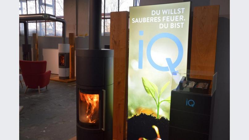 Niedrigste Emissionswerte in jeder Brennphase des Feuers: Die intelligente Software und automatische Luftregelung machen&#039;s möglich in Öfen mit iQ-System. Bild: mia