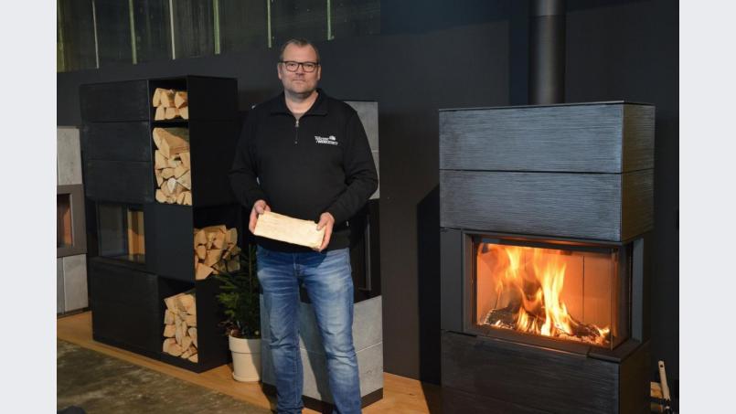 Zeitlos schönes Design und ausgefeilte Technik: Andreas Koschemann präsentiert in der WärmeWerkstatt Amberg eine extra große Auswahl an Kaminöfen von HASE. Bild: mia