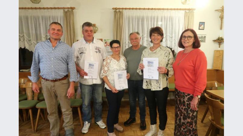 Flankiert von Firmenchef Franz Eschenwecker (links) und seiner Gattin Monika (rechts) freuten sich langjährige Mitarbeiter über ihre Ehrungen. Es wurden ausgezeichnet (von links): Thomas Wiesnet (25 Jahre), Christine Ertl (20 Jahre), Hermann Hänsch (10 Jahre) und Maria Grädler (40 Jahre). Bild: rha