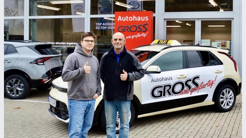 Daumen hoch für die Elektromobilität in Amberg: Dennis Gross (links) und Benjamin Vogel, der Inhaber von Taxi Penschok. Bild: mia