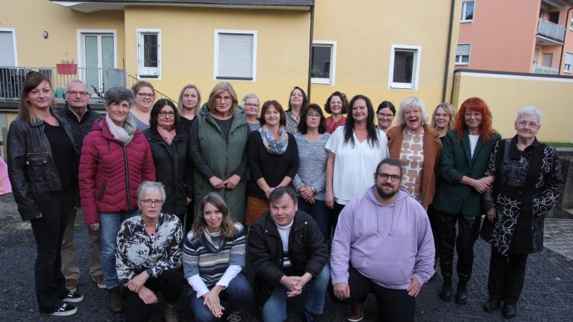 Das ambulante Pflegeteam mit Geschäftsführerin Martina Gruber (stehend, Sechste von rechts) hat bei der Qualitätsprüfung durch den Medizinischen Dienst Bayern hervorragend abgeschnitten. Stehend rechts Elvira Schiml, vorne rechts knieend Andreas Türpitz. Bild: kro