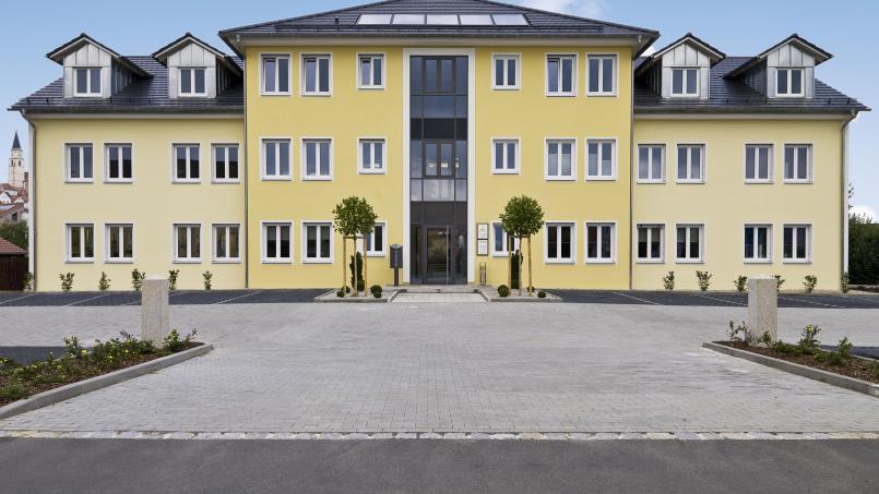 Der Firmensitz im Jubiläumsjahr. Bild: exb