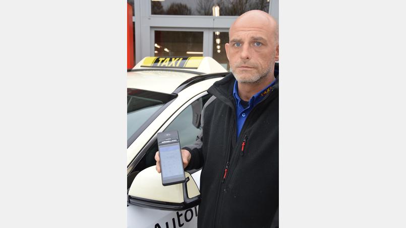 Bargeldlos bezahlen, klar geht das bei Taxi Penschok, sagt Inhaber Benjamin Vogel. Über Karte oder auch per PayPal. Bild: mia