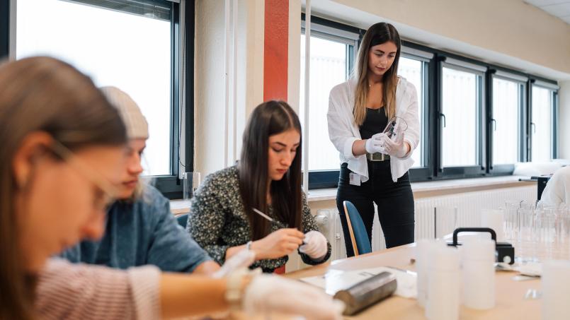Die Ausbildung als Team erleben – darum geht es bei allen Jahrgängen auf ihrem Weg zu den SCHOTTianerinnen und SCHOTTianern der Zukunft. Bild: SCHOTT