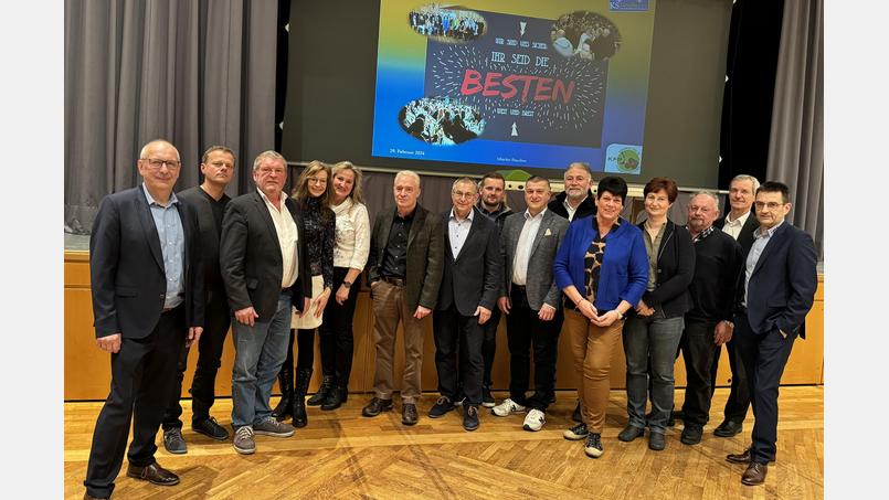 Von links nach rechts: Martin Stauber (Geschäftsführer KS), Markus Schuirer (Referent), Josef Fütterer (Kreisobmann), Michaele Graf und Inge Wick (Hauswirtschaftliche Dienstleistungen), Jörg von Krieglstein (SVLFG), Josef Stauber (DVAG), Josef Marzi (VLF Vorsitzender), Dietmar Schaller (1. Bgm. Pirk), Ulrich Härtl ( BBG Geschäftsführer). Gabriele Birkner (Kreisbäuerin), Tanja Kippes (2. Bgm. Neustadt/WN), Sebastian Scharnagl (1. Vors. FBG Neustadt Nord), Josef Völkl (Vorstand Raiffeisenbank Floß Direktor) , Karl Kiesl (Geschäftsführer KS) Bild: exb