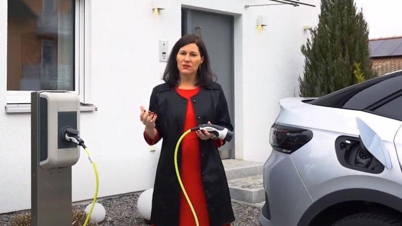 Sonne vom Dach tanken – wenn das Haus mehr Energie produziert, als es selbst verbraucht. Bild: Valentin Russer