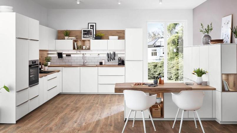 Viele Designküchen für jeden Geschmack, viele verschiedene Fronten und neueste Farben vor Ort. Bild: exb