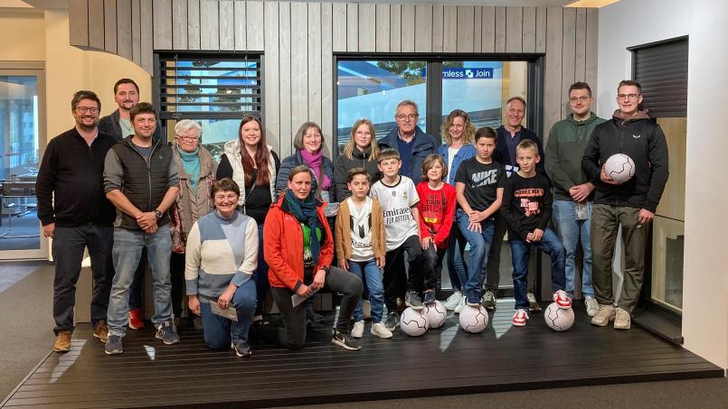 21 Gutscheine im Gesamtwert von 15.000 Euro gab es beim HÖHBAUER Preisausschreiben zu gewinnen. Außerdem freuten sich auch die großen und kleinen Fußballtalente über die hochwertigen Preise. Bild: HÖHBAUER