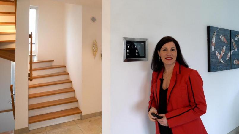 Panel an der Wand oder App im Smarthome: Das moderne Haus lässt sich steuern und denkt mit. Bild: Valentin Russer