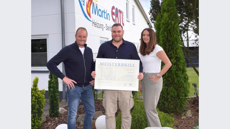 Martin und Elena Ertl sind stolz auf den frischgebackenen Handwerksmeister Simon Ertl. Bild: fvo
