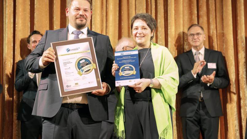 Das Liebensteiner Kartonagenwerk ist mit dem Bayerischen Mittelstandspreis ausgezeichnet worden. Im Bild die Geschäftsführer Bernhard Schön junior und Marion Forster bei der Preisverleihung in München. Bild: exb