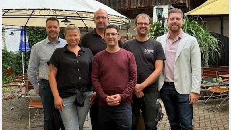 Bei der Ehrung gab es strahlende Gesichter: von links Michael Hofmann (Betriebsleitung), Daniela Hierold (Personal, Qualität), Wolfgang Fleischmann (Produktionsleitung), Klaus Schimmer, Michael Kurz und Andreas Insinger (Geschäftsführer). Bild:  KF-Insinger