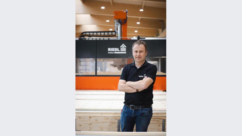 „Wir zeigen unseren Kunden Möglichkeiten fernab des Mainstreams auf“, erklärt Firmenchef Alexander Riedl einen Teil der Firmen-Philosophie von Riedl Holzbau. Bild: Riedl Holzbau