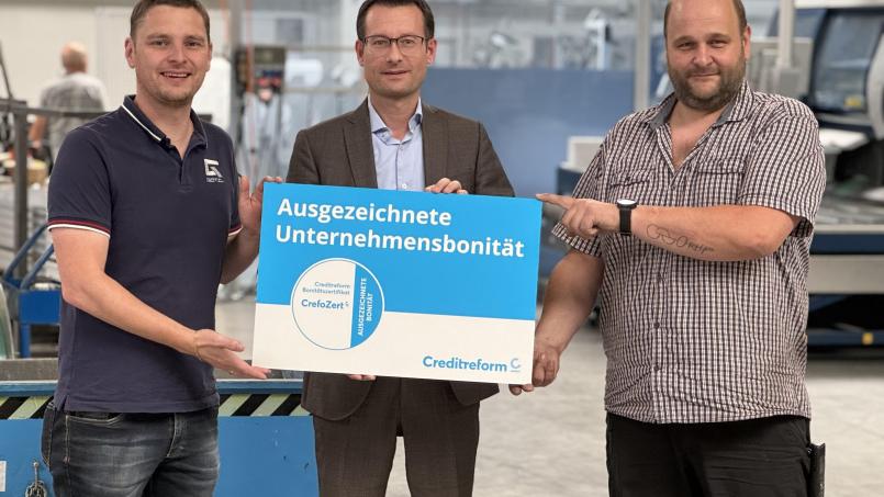 Peter Götzl, Inhaber von Metallbau Götzl, Heiko Büttner, Kundenberater bei Creditreform Bayreuth und Robert Walberer, Betriebsleiter von Metallbau Götzl, während der Überreichung des Bonitätszertifikats CrefoZert. Bild: exb