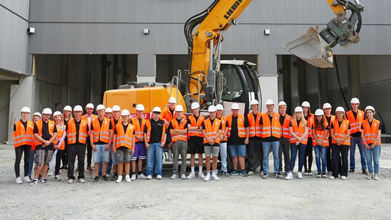 26 Azubis haben am 1. September diesen Jahres ihre Ausbildung bei MARKGRAF gestartet. Insgesamt sind es rund 80 Azubis, die aktuell bei der Bauunternehmung lernen. Bild: MARKGRAF