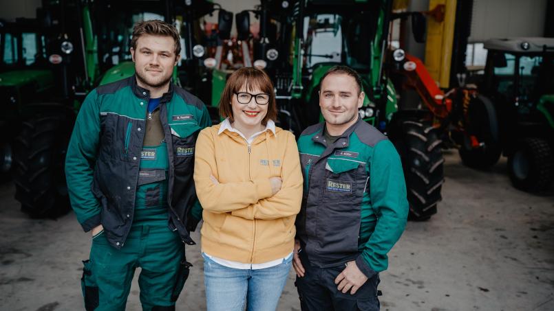Die beiden Landmaschinenmechaniker-Meister Bernhard Rester junior, (links) und Robert Müller mit Georgine Rester. Bild: exb/Fa. Rester