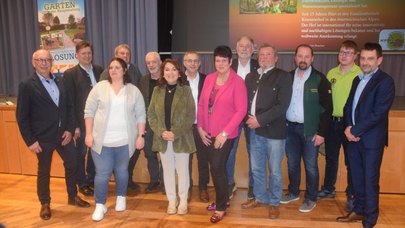 Beim Jahrestreffen des KS Landservice: Die beiden Geschäftsführer Martin Stauber (links) und Karl Kiesl (rechts) mit den Ehrengästen in der Stadthalle Neustadt. Bild: fz
