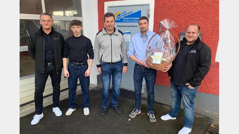 Von links: Peter Wegmann (Mitarbeiter Firma Stahlgruber), Azubi Philipp Schön, Inhaber Rudolf Kreuzer, Pächter Patrick Reißnecker und Alexander Plannerer (Mitarbeiter Firma Stahlgruber). Bild: exb