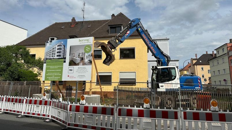 Ein Bagger ist schon vor Ort, die Abrissarbeiten haben begonnen. Hier entsteht das Neubauensemble „Herzog1“ – nur wenige Meter von der Weidener Altstadt entfernt. Bild: PAG