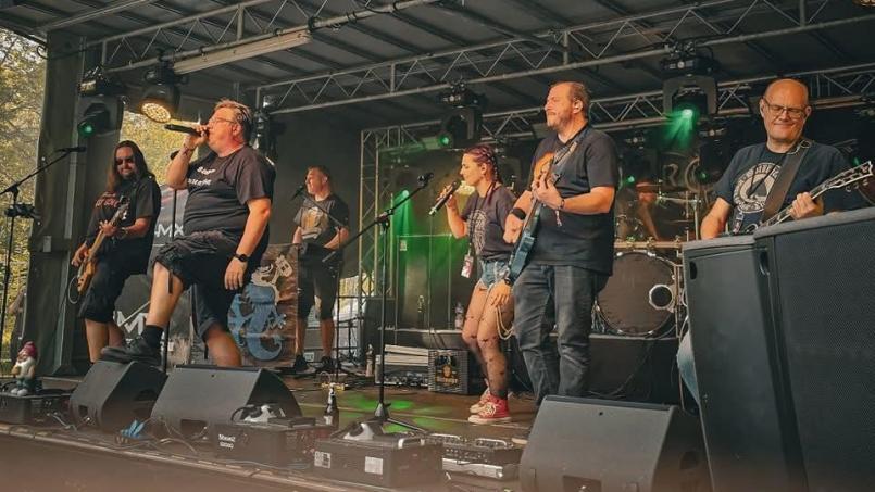 Die &quot;BejerSingers&quot; präsentieren bekannte Rock- und Popsongs mit Mundarttexten. Bild: exb