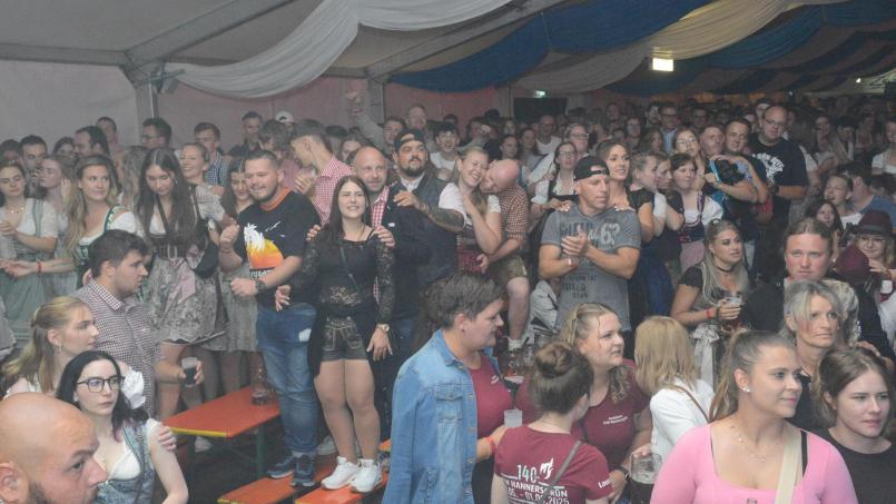 Wenn die Bands loslegen, gibt es im Publikum kein Halten mehr. Die Gäste der &quot;Flosser Kirwa&quot; lassen es gehörig krachen. Bild: bey