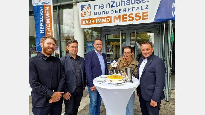 Zur 13. Bau und Immomesse gibt’s leckeren Kuchen mit 13 Fähnchen für (von links) Lukas Höllerer (Geschäftsführung Max-Reger-Congress & Event GmbH), Tobias Übelmesser (Mediaberater Oberpfalz-Medien), Stefan Pschorn (Verkaufsleitung Außendienst Oberpfalz-Medien), Mara Riegler (Projektleiterin Mattfeldt+Sänger Marketing und Messe AG) und Oberbürgermeister Jens Meyer. Bild: R. Kreuzer