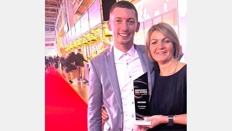 Manuela Reindl und Matthias Pöllinger freuen sich bei der Gala über ihre Auszeichnung. Bild: exb