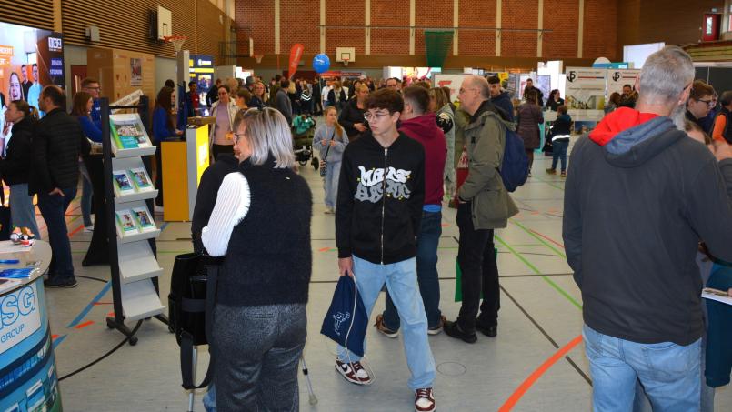 Der Start ins berufliche Leben ist ein Meilenstein für jeden Menschen. Auf Veranstaltungen wie der Ausbildungsmesse Kemnath haben Berufsanfänger und ihre Eltern die Möglichkeit, sich umfangreich und kompetent zu informieren. Bild: jr