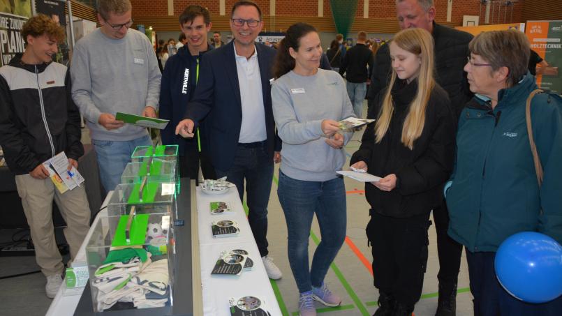 Die Unternehmen aus der Region zeigen den jungen Leuten die beruflichen Chancen auf. Bild: jr