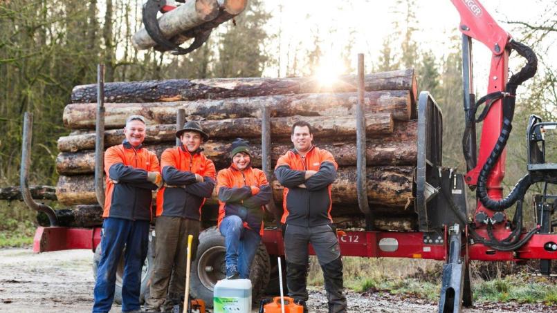 Christian, Bernhard, Georgine und Andreas haben schon jede Menge Holz gemacht. Beim Forsttag sind beim Rester in Wernberg sämtliche Forstgeräte zu sehen – und natürlich gibt es dort auch immer alles, was man drumherum in der Forsttechnik benötigt. Bild: exb