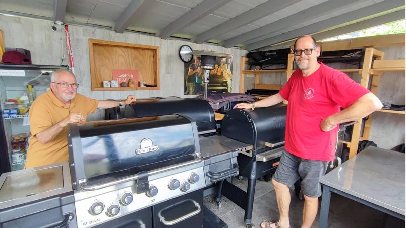 Die Stiftlandgriller sind bereit für die Deutsche Meisterschaft am letzten Juli-Wochenende. Zum Teilnehmerteam um Vorsitzenden Karsten Heßing (rechts) gehört mit dem 78-jährigen Günter Pöhnitzsch auch das älteste Vereinsmitglied. Bild: luk