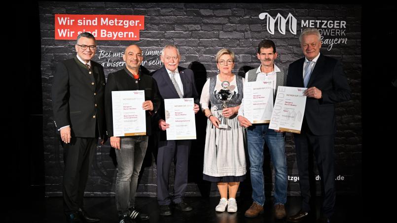 Auszeichnung für besondere Qualität in Neusäß bei Augsburg (von links): Dr. Florian Herrmann, MdL, Leiter der Bayerischen Staatskanzlei, Django Asül, Kabarettist, Konrad Ammon; Landesinnungsmeister des bayerischen Fleischerhandwerks, Manuela und Martin Weidner sowie Alois Rainer, Bundesminster für Ernährung und Landwirtschaft. Bild: exb / Astrid Schmidhuber